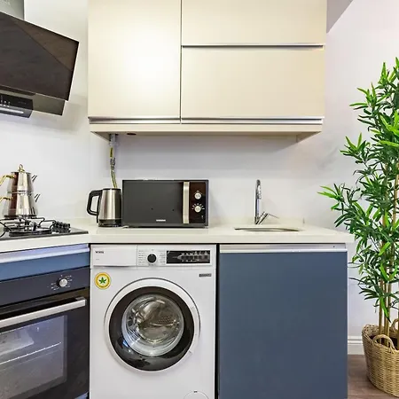 아파트 Red Balat - Orange And Blue