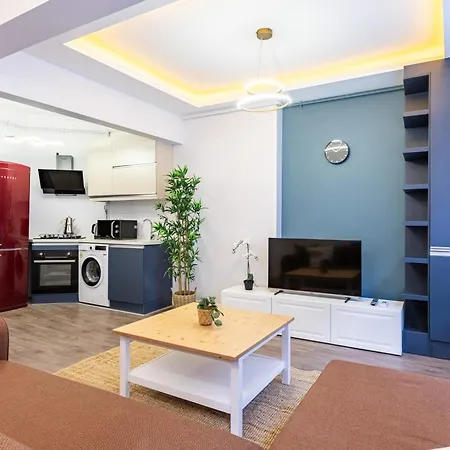 아파트 Red Balat - Orange And Blue